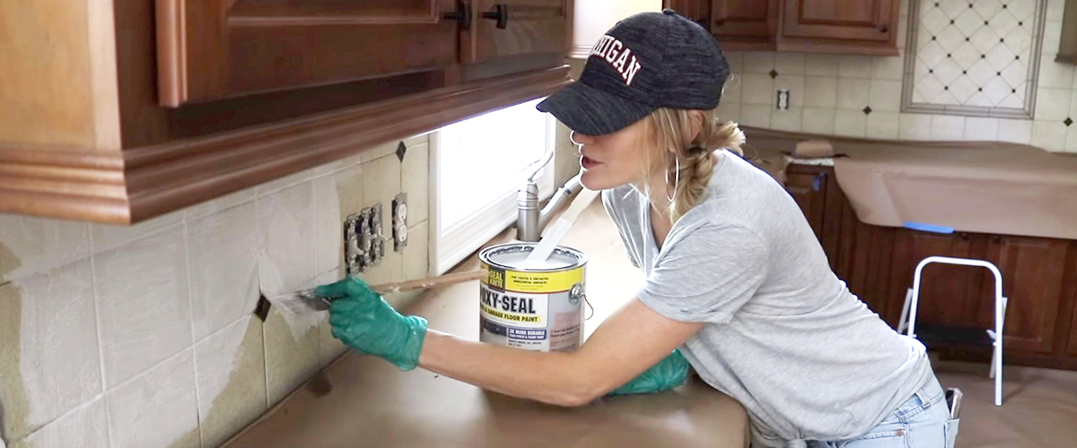 CHEAP KITCHEN RENO | Best way to paint tile!